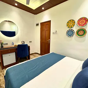 https://queens-mount.kandyhotelsnow.com